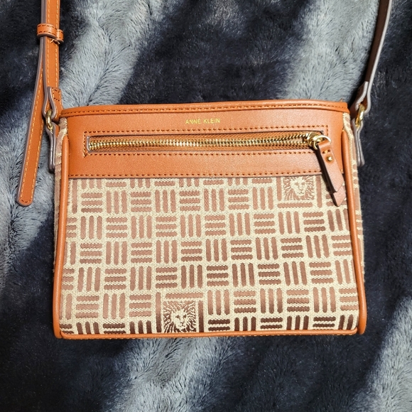 ⚡️EVERYTHING MUST GO⚡️Anne Klein crossbody ⚡️WHOLE PAGE $25 &UNDER⚡️ - Picture 1 of 9